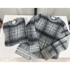 톰브라운 23FW 남녀 사선 양모 체크 라운드넥 니트