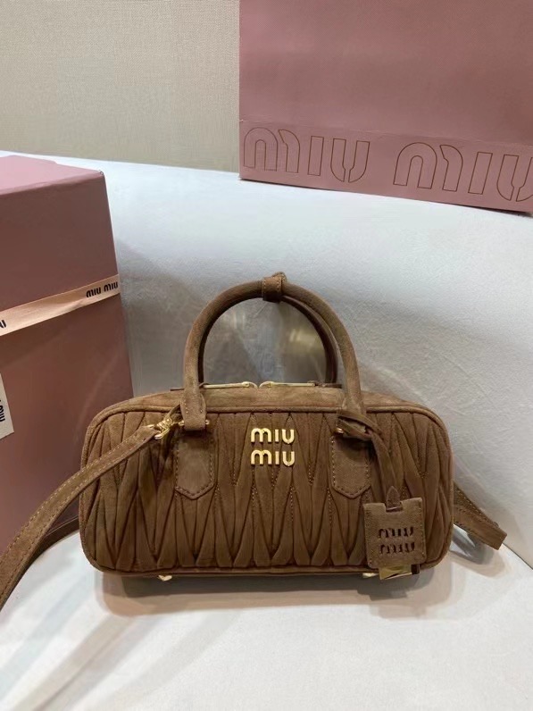 미우미우 26SS BORSE SOFTY PADDED 스웨이드 27x12x9cm