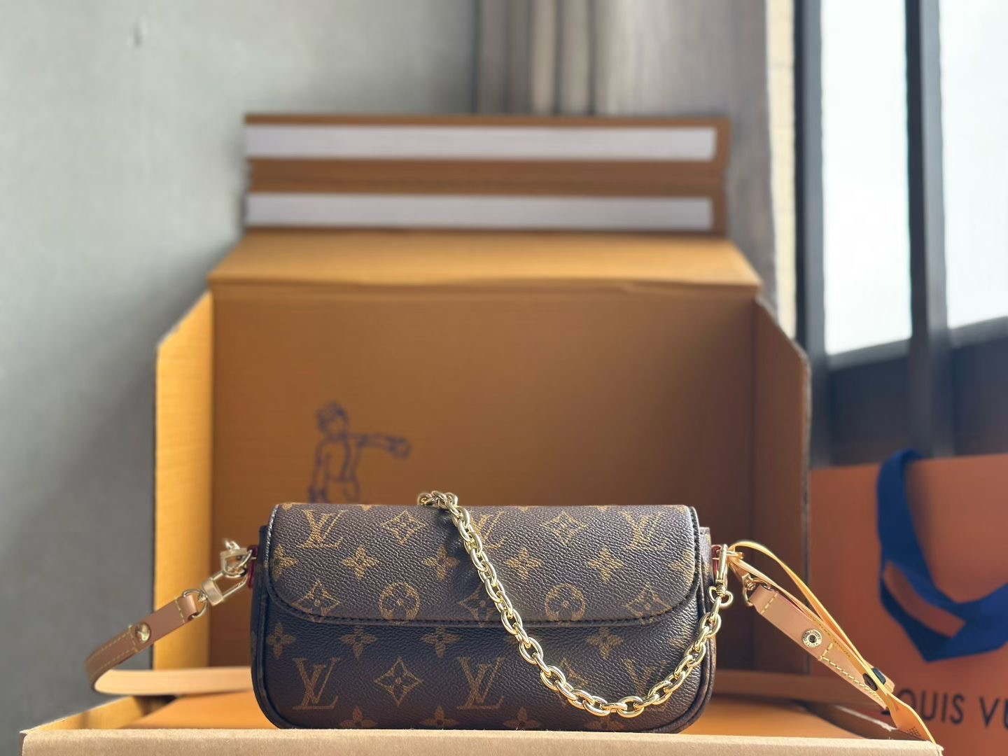 루이비통 [국내] 루이비통 월릿 온 체인 아이비 모노그램 23.5x12x4.3cm